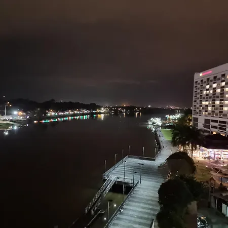 Cozzzy Hut Riverbank Suites Kuching With Spectacular River View Exterior photo