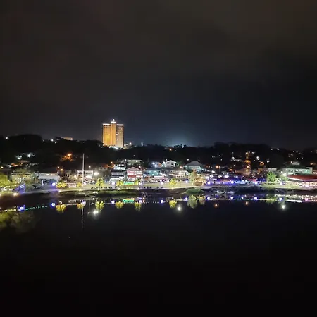 Cozzzy Hut Riverbank Suites Kuching With Spectacular River View Exterior photo
