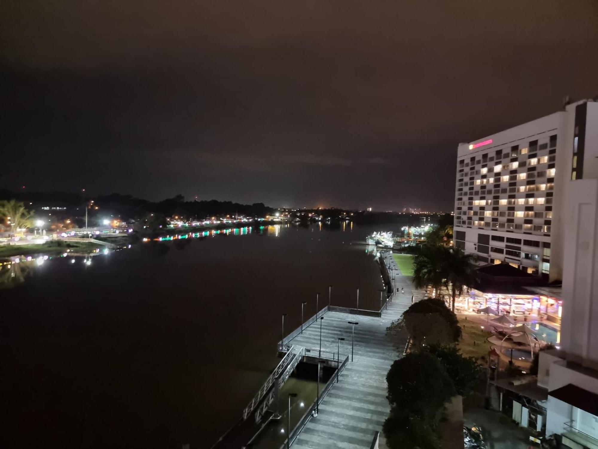 Cozzzy Hut Riverbank With Spectacular River View Apartment *