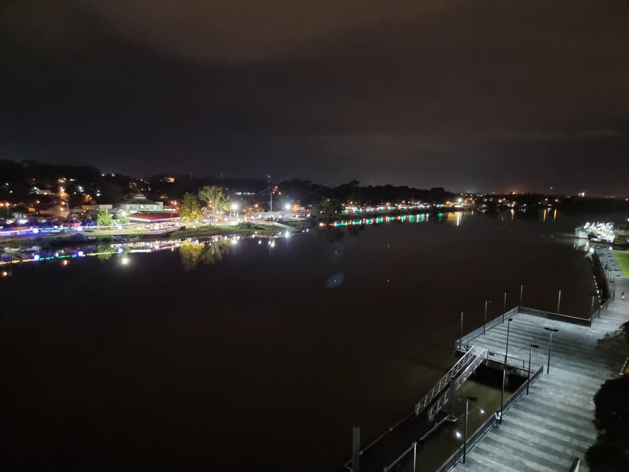 Apartment Cozzzy Hut Riverbank With Spectacular River View Kuching