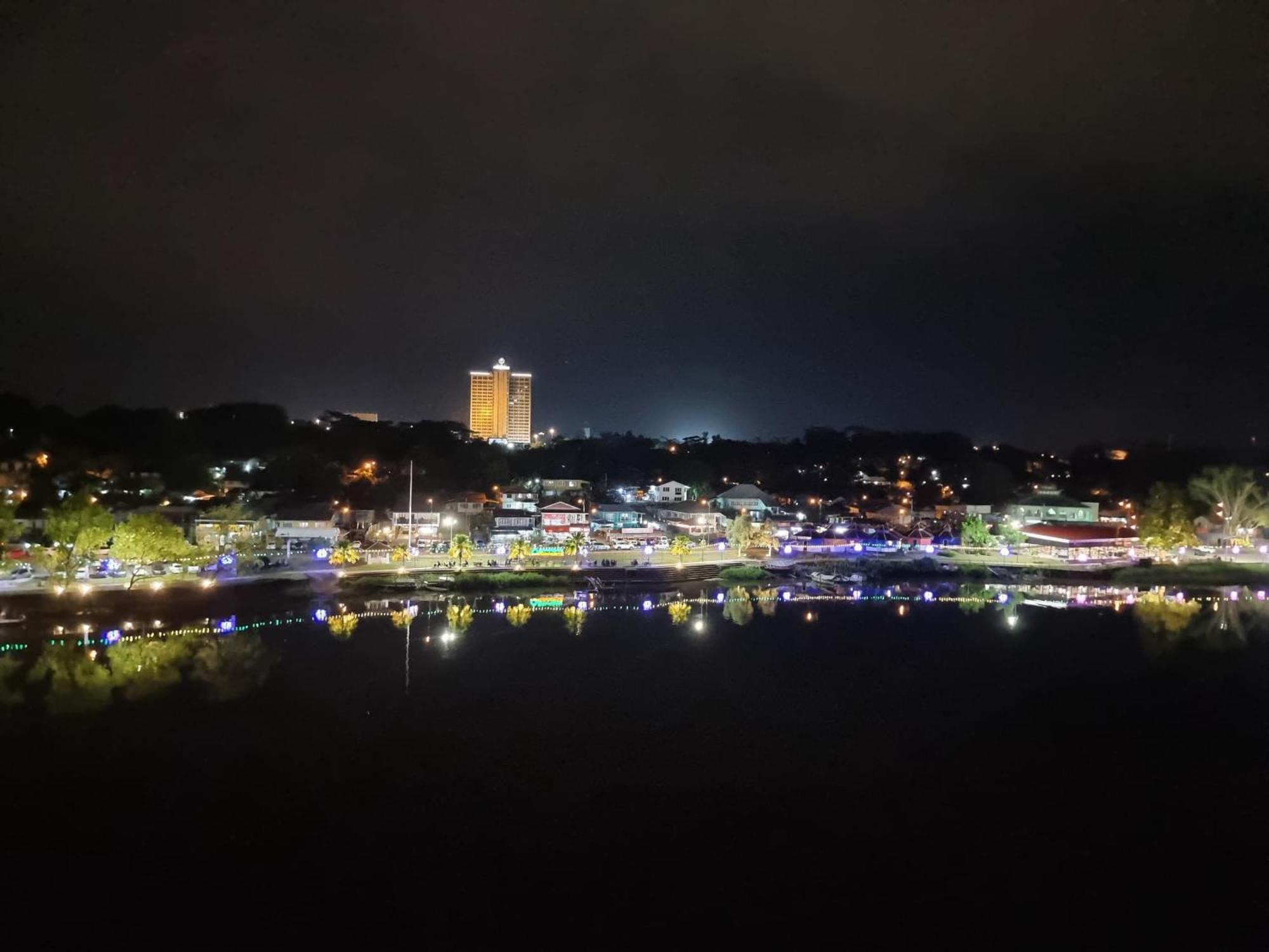 Cozzzy Hut Riverbank With Spectacular River View Apartment Kuching