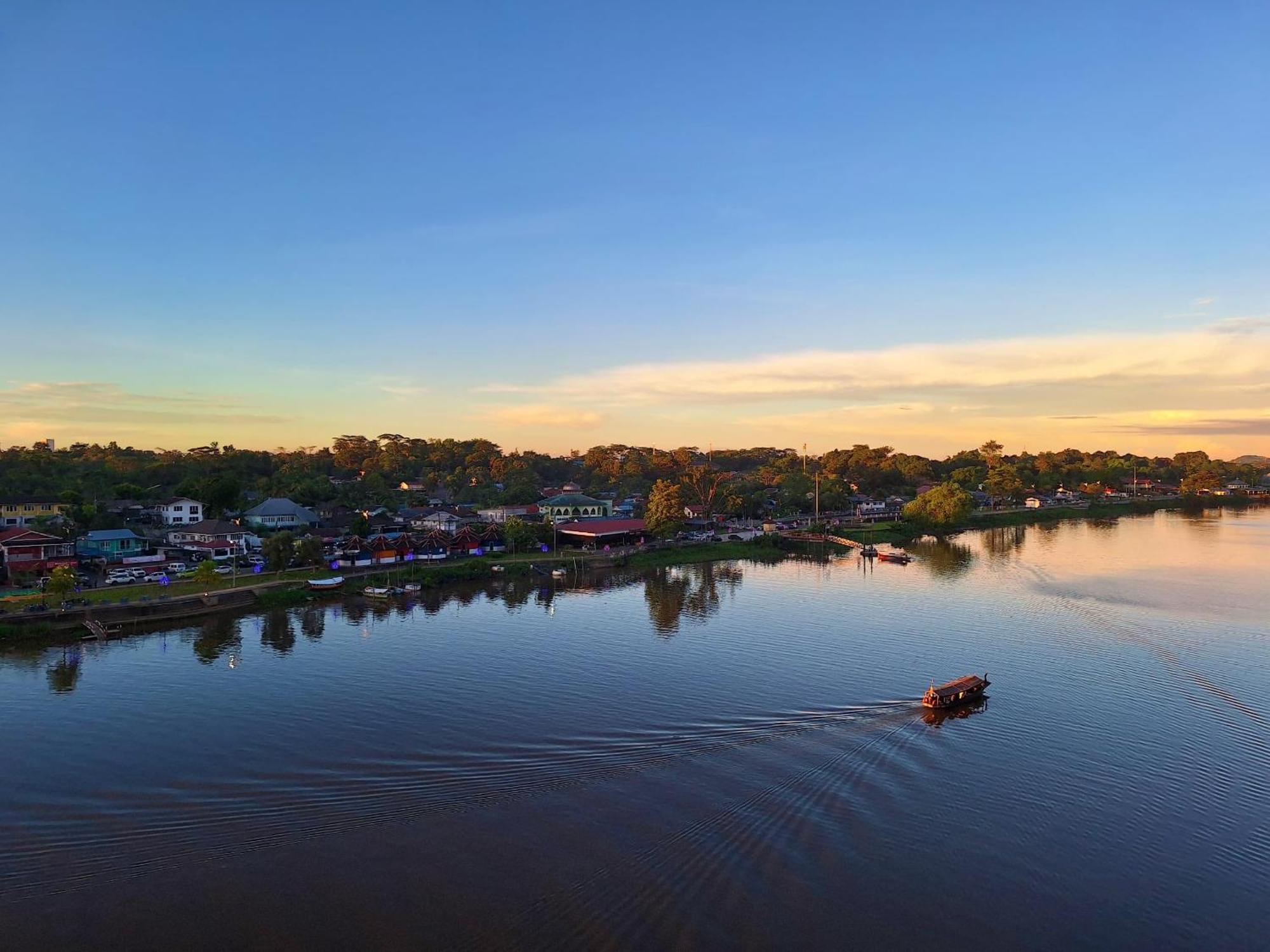 Cozzzy Hut Riverbank With Spectacular River View Apartment Kuching