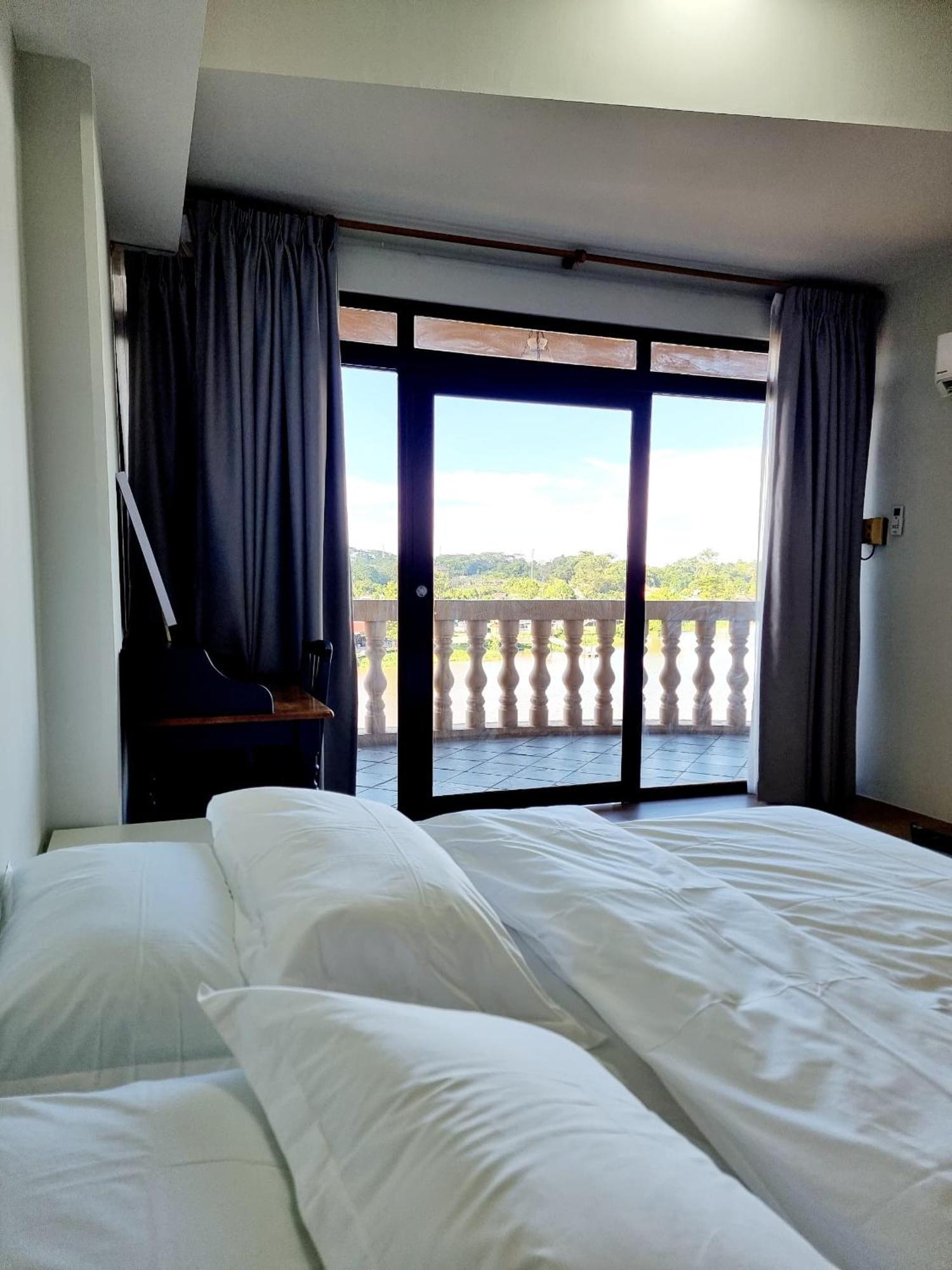 Apartment Cozzzy Hut Riverbank With Spectacular River View Kuching